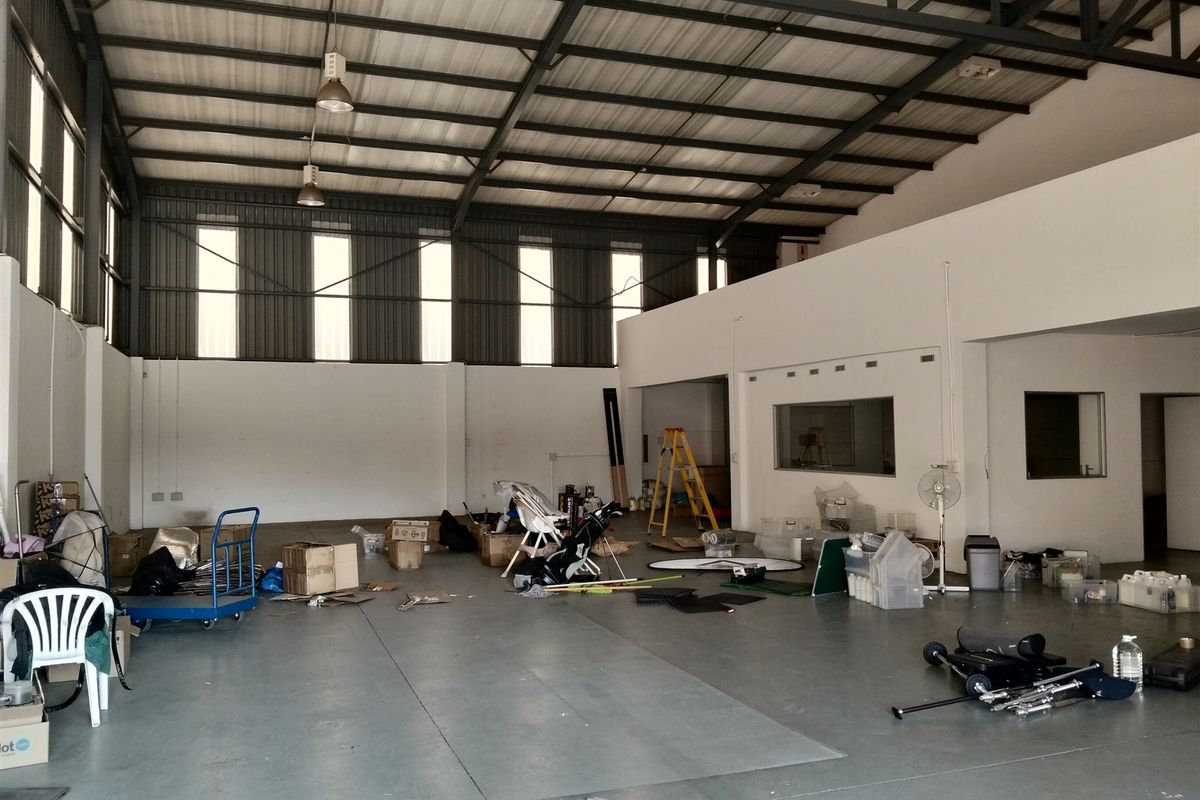 454m2  Warehouse  - TO LEASE - Photo 3
