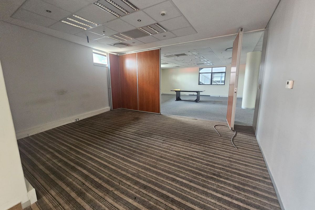 255 m2 Upmarket Office to let in Menlyn Maine : Open-plan and private offices - Photo 5
