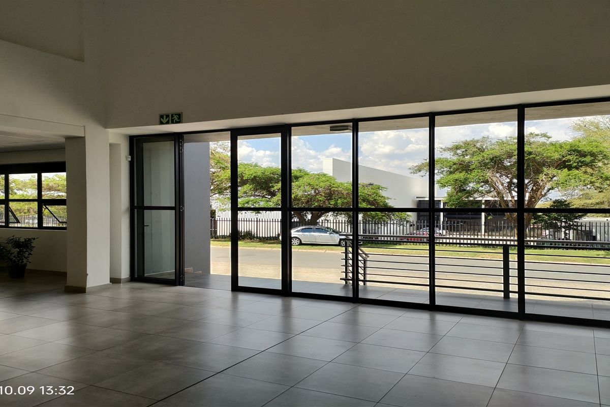 5024m2  Warehouse  - TO LEASE in KYA SAND - Photo 4