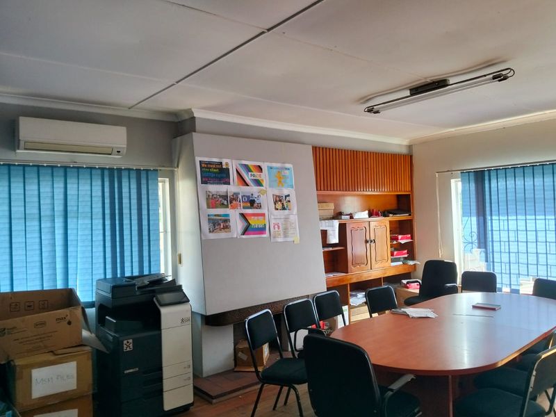 An office space is available - Photo 9