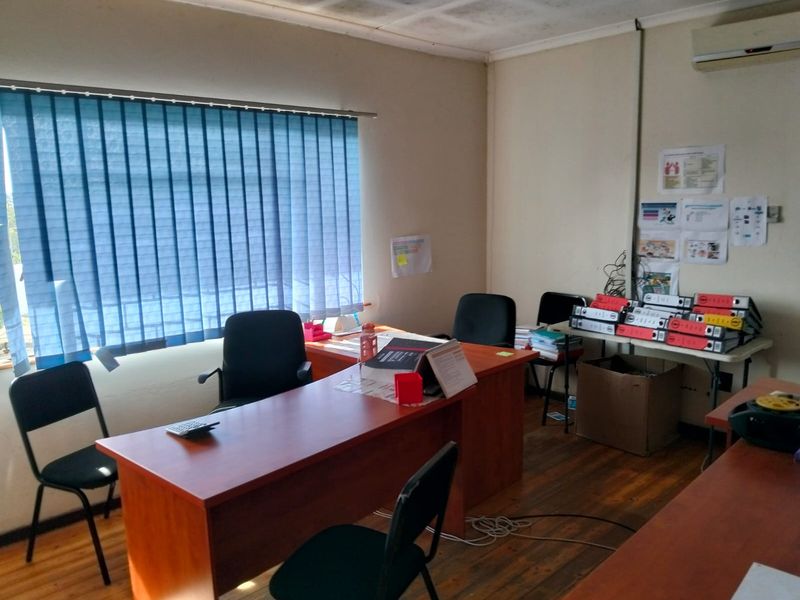 An office space is available - Photo 10