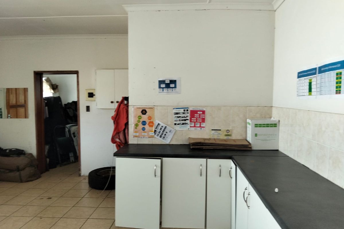 An office space is available - Photo 4