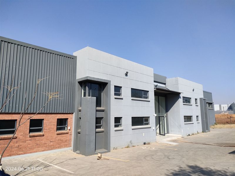2145m2  Warehouse  - TO LEASE in Cosmo  Business Park - Photo 2