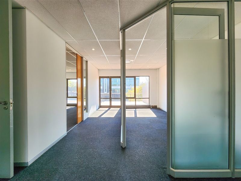 347m2 Modern Office to Let in Little Fourways Office Park - Photo 7