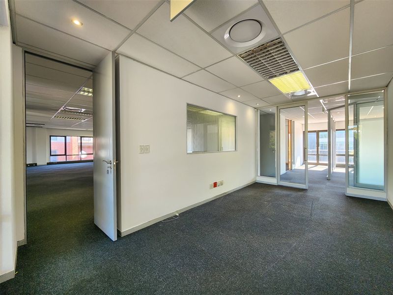 347m2 Modern Office to Let in Little Fourways Office Park - Photo 6