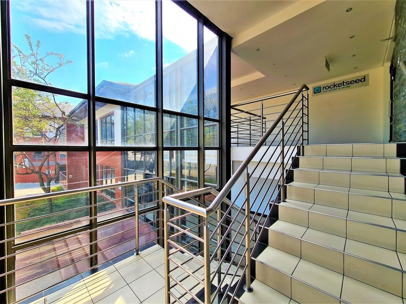347m2 Modern Office to Let in Little Fourways Office Park - Photo 5