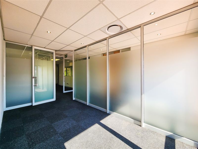 347m2 Modern Office to Let in Little Fourways Office Park - Photo 10