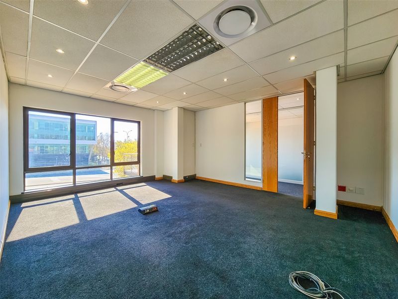 347m2 Modern Office to Let in Little Fourways Office Park - Photo 9
