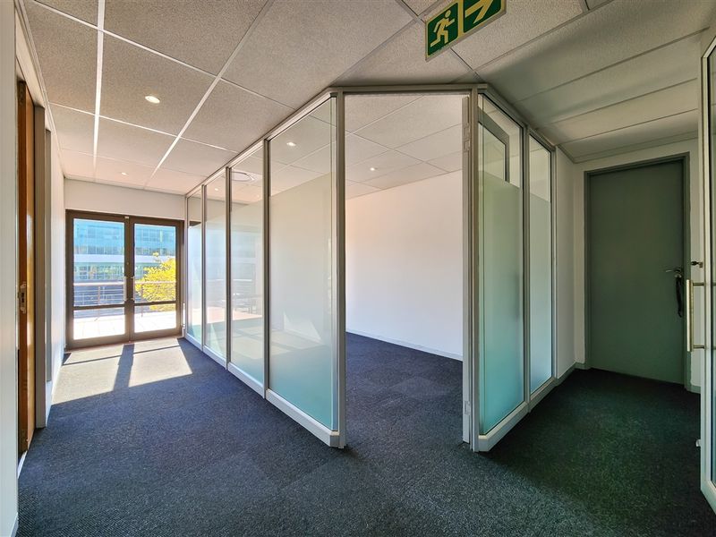 347m2 Modern Office to Let in Little Fourways Office Park - Photo 8