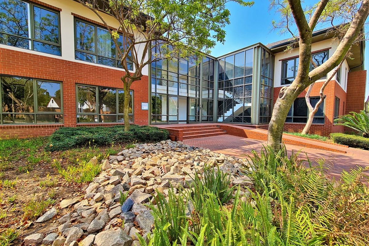 347m2 Modern Office to Let in Little Fourways Office Park - Photo 3