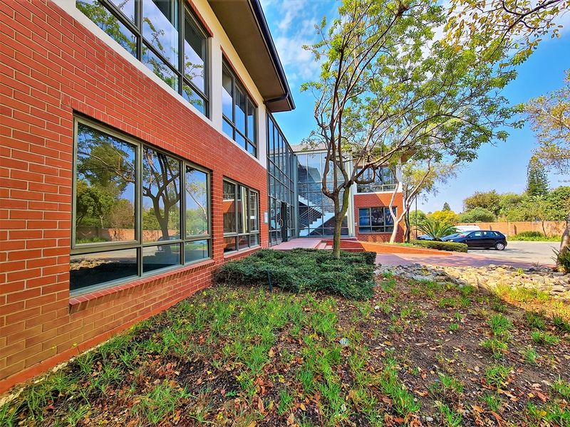347m2 Modern Office to Let in Little Fourways Office Park - Photo 4