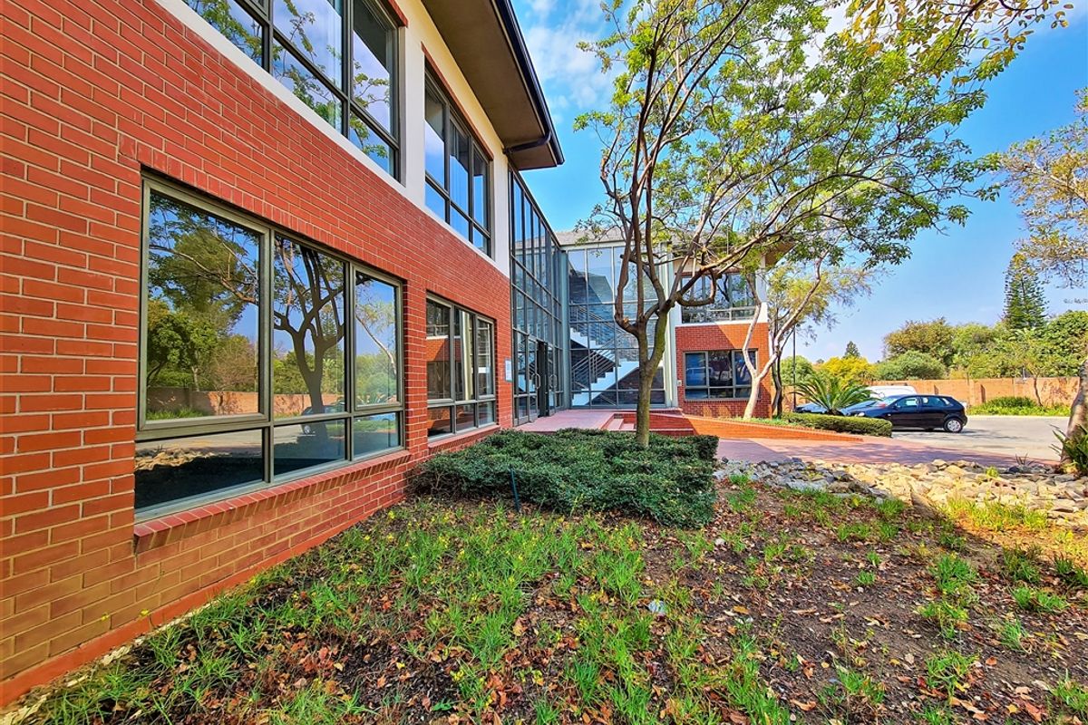 347m2 Modern Office to Let in Little Fourways Office Park - Photo 4
