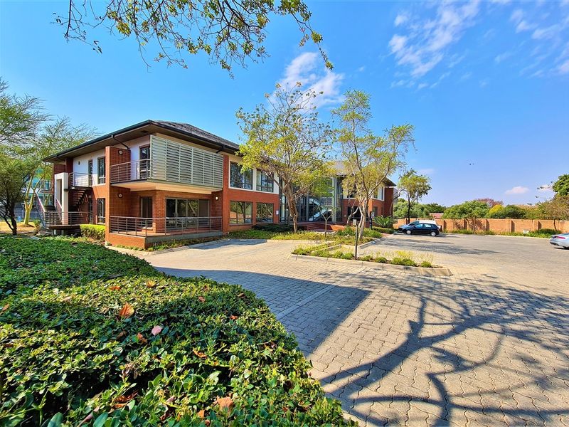347m2 Modern Office to Let in Little Fourways Office Park - Photo 2