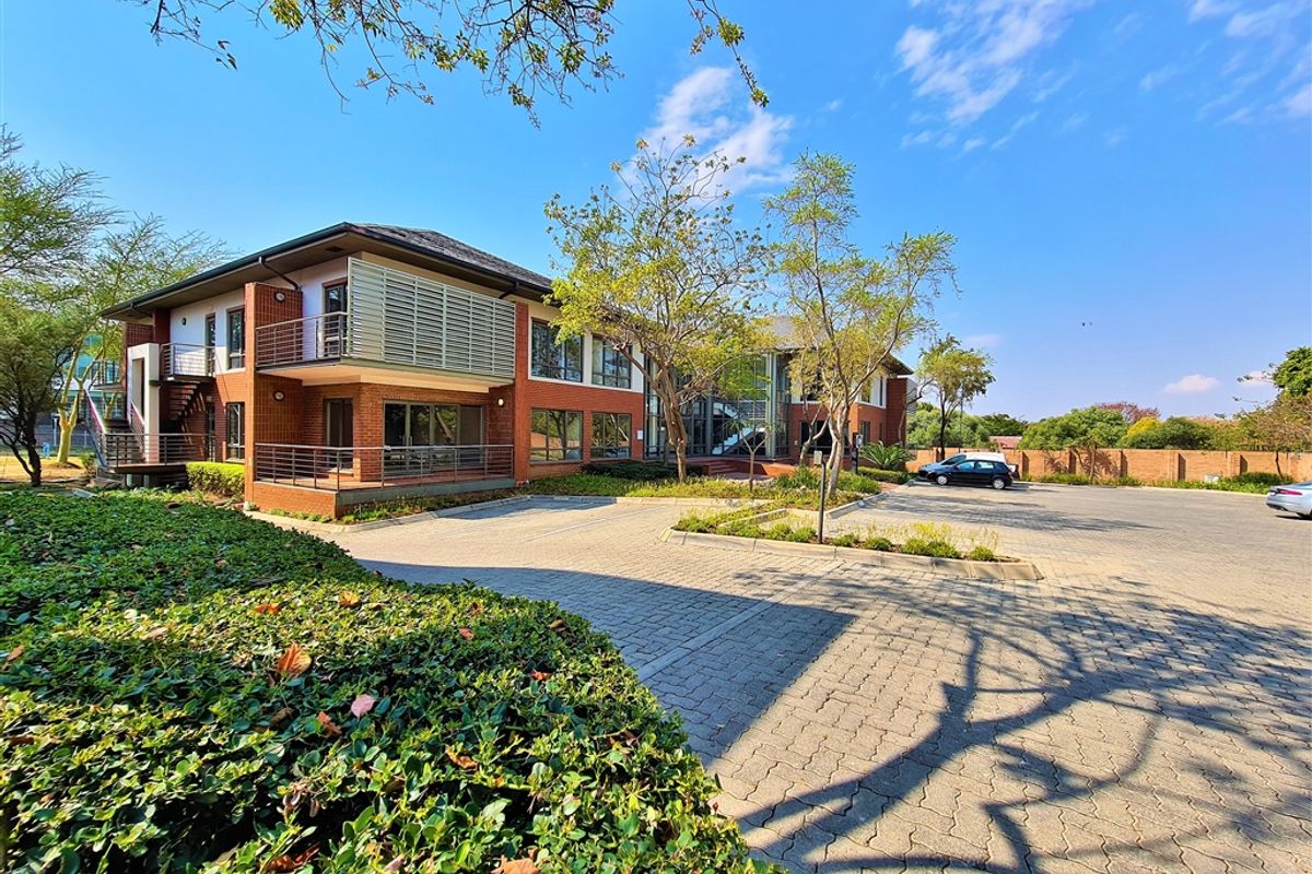 347m2 Modern Office to Let in Little Fourways Office Park - Photo 2