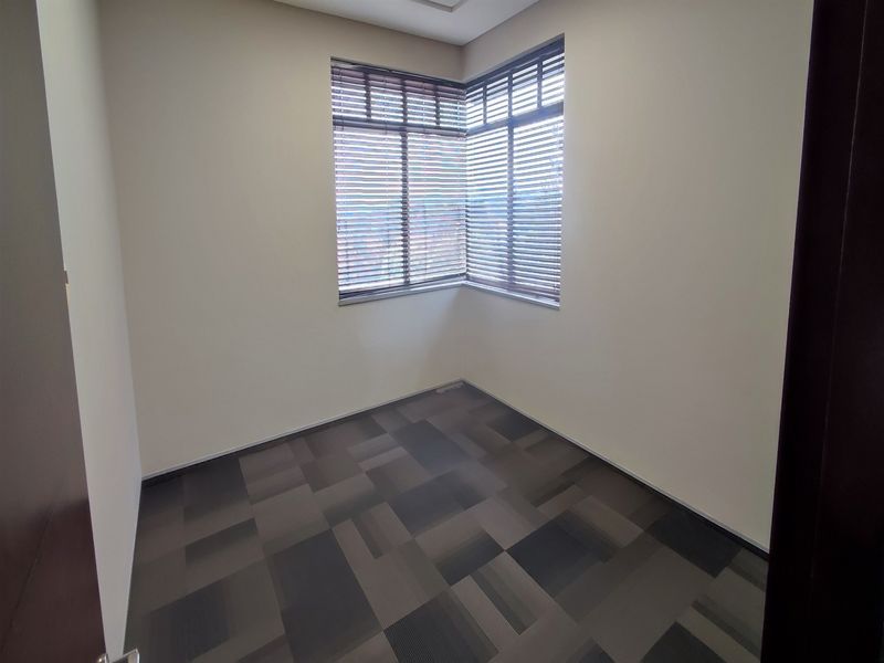 1013sqm Offices to let in Illovo - Photo 6