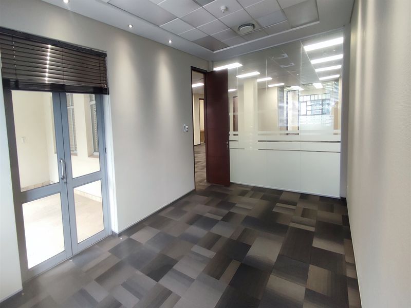 1013sqm Offices to let in Illovo - Photo 9