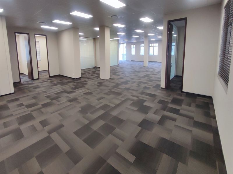 1013sqm Offices to let in Illovo - Photo 8