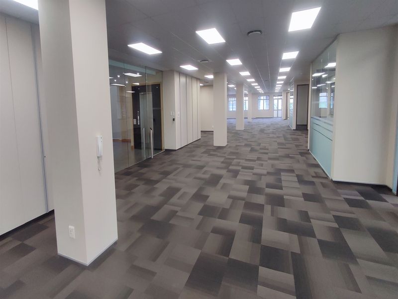 1013sqm Offices to let in Illovo - Photo 4
