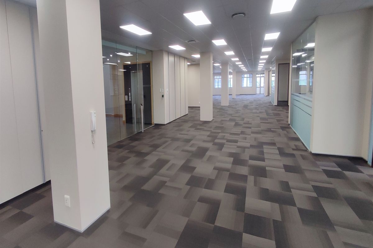 1013sqm Offices to let in Illovo - Photo 4