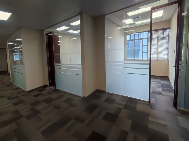 1013sqm Offices to let in Illovo - Photo 5
