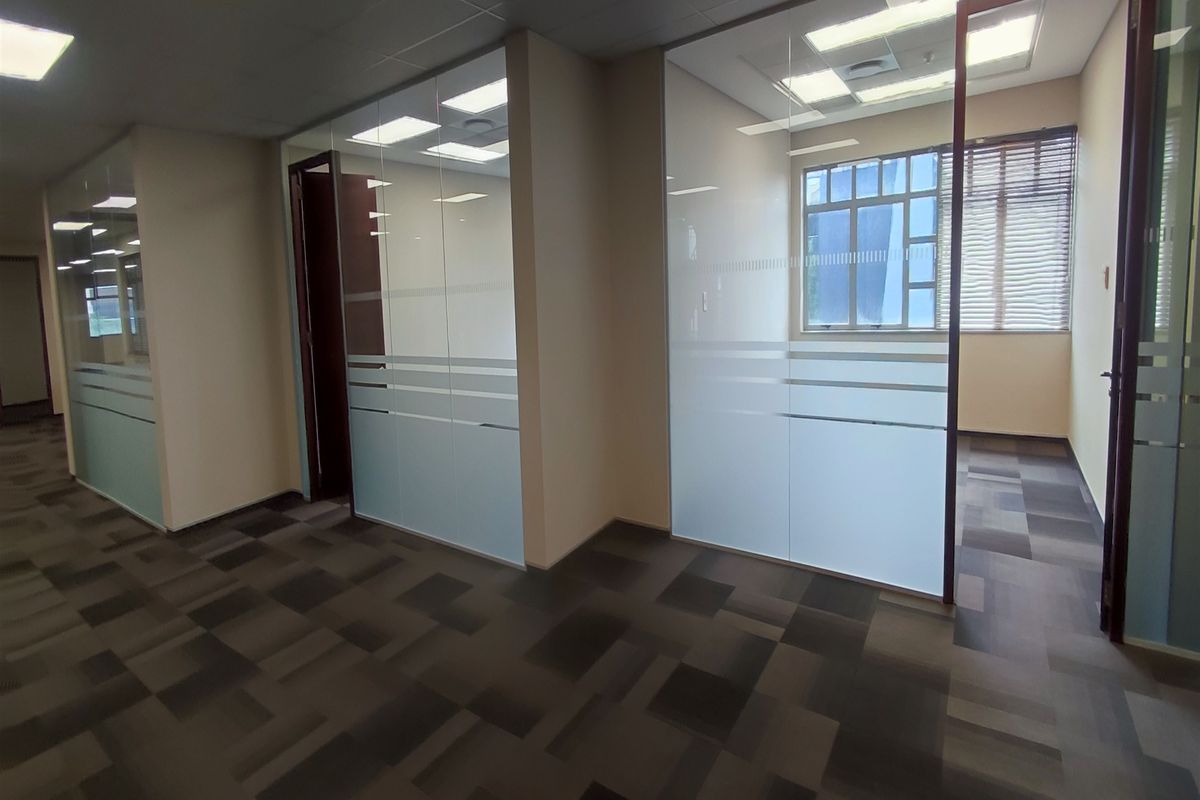 1013sqm Offices to let in Illovo - Photo 5