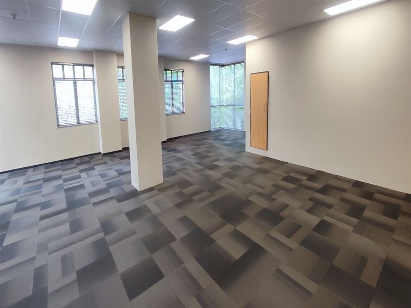 1013sqm Offices to let in Illovo - Photo 3