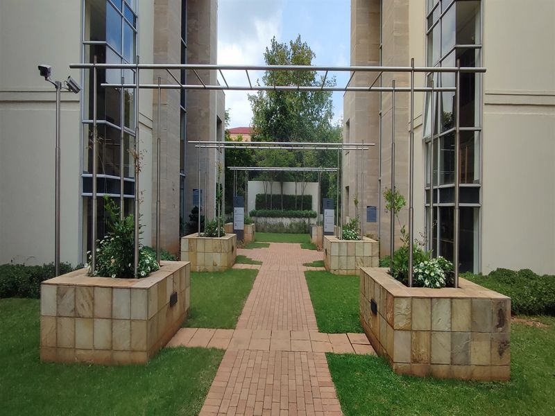 1013sqm Offices to let in Illovo - Photo 2