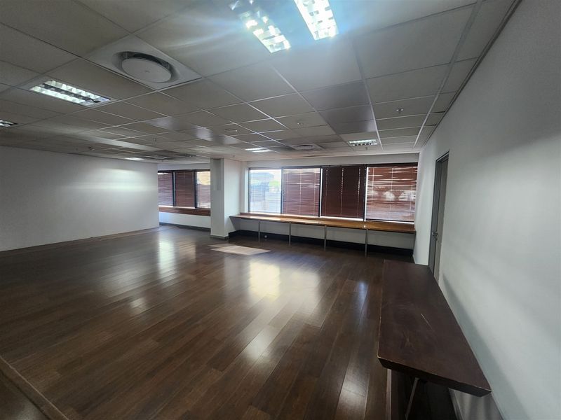 351,33sqm Offices to let in Sandown, Sandton - Photo 8