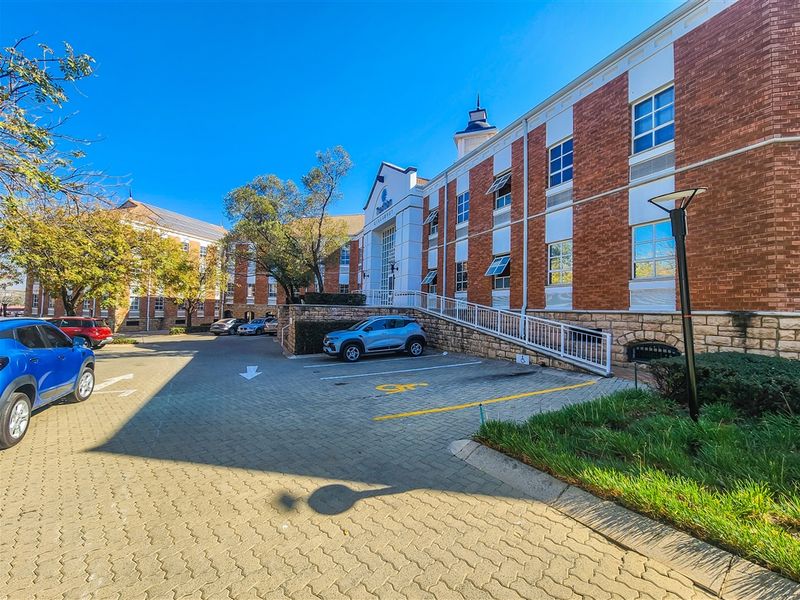 2882 Modern Office to Let in Fourways Golf Park - Photo 3