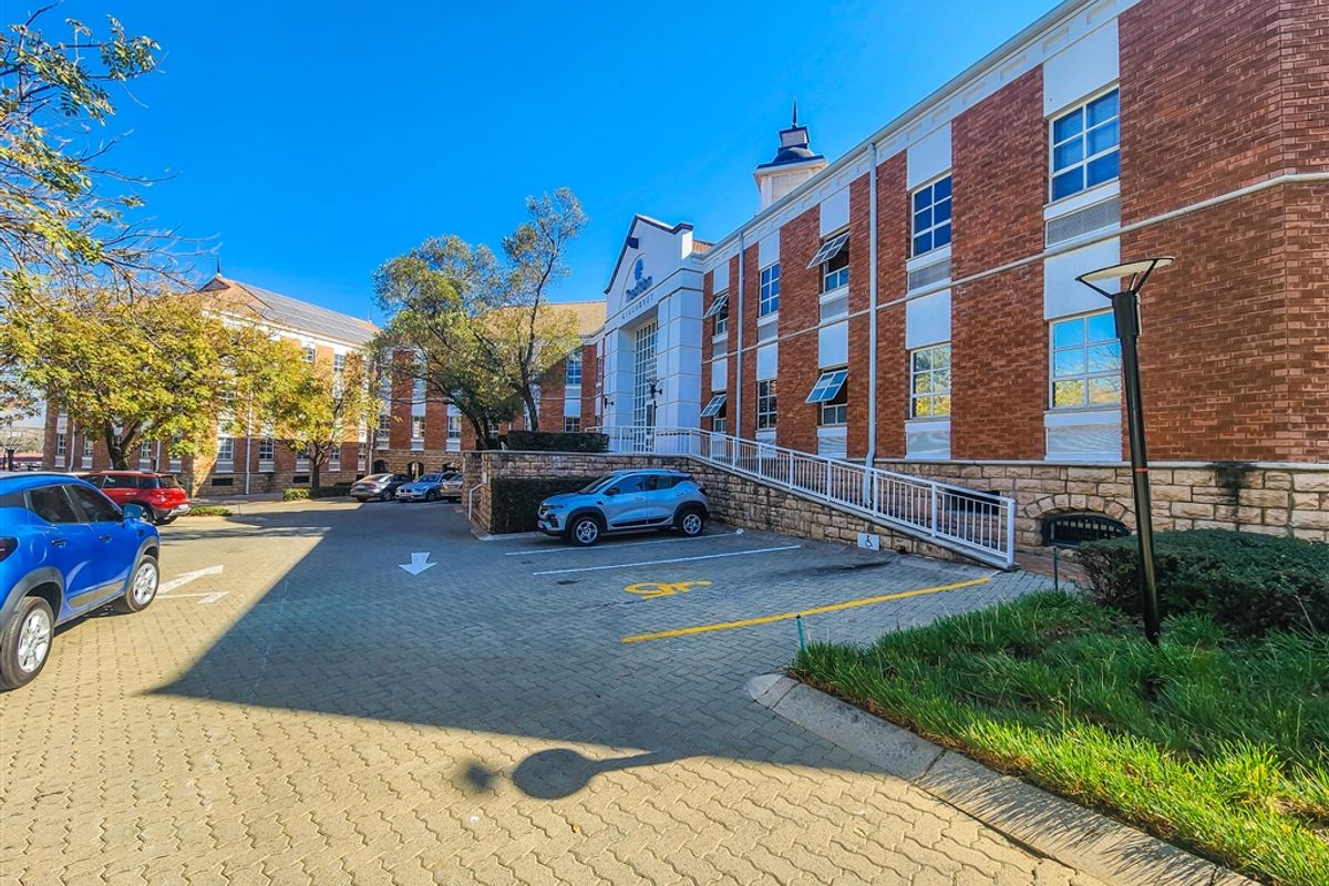 2882 Modern Office to Let in Fourways Golf Park - Photo 3