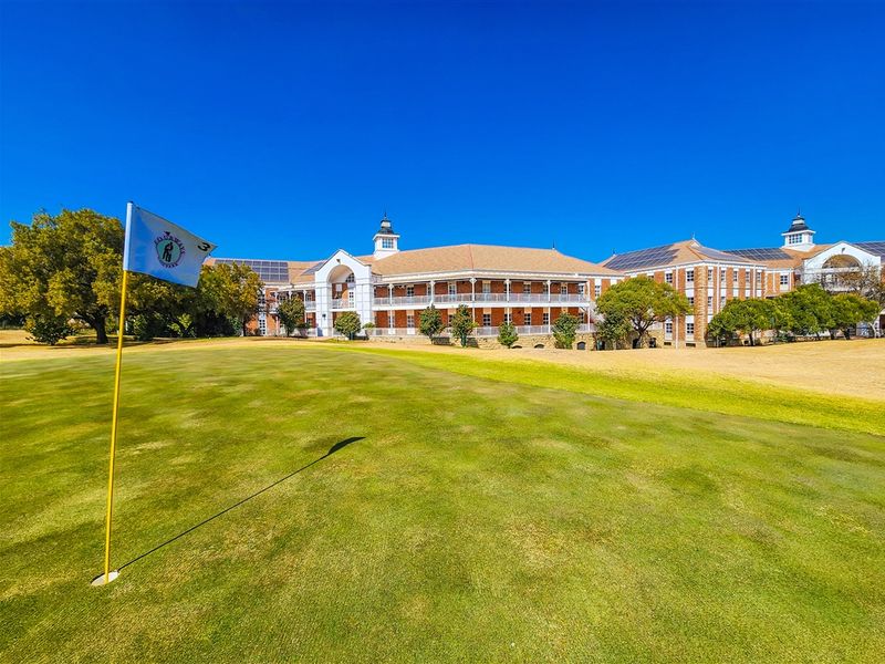2882 Modern Office to Let in Fourways Golf Park - Photo 2