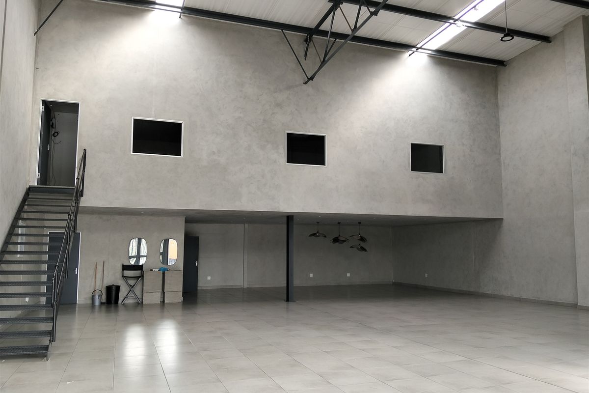347m2  Warehouse  - TO LEASE - Photo 4