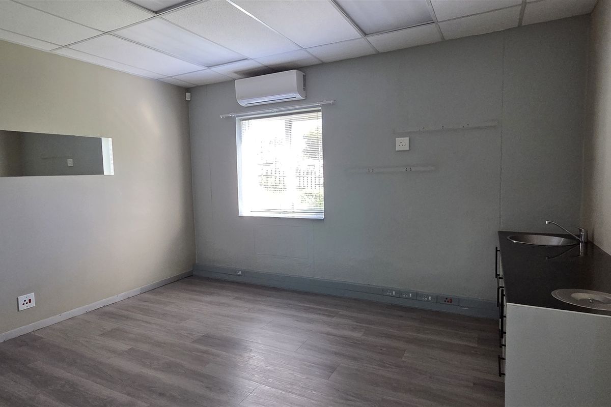 Medical suite to let in Bryanston - Photo 5