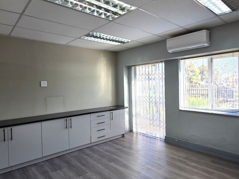Medical suite to let in Bryanston - Photo 4