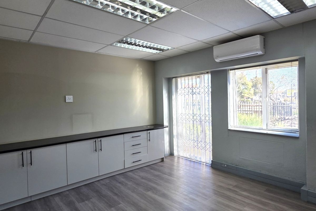 Medical suite to let in Bryanston - Photo 4