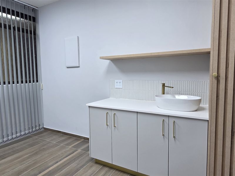 Stunning medical suite to let - Photo 9