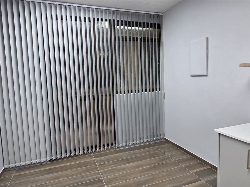 Stunning medical suite to let - Photo 8