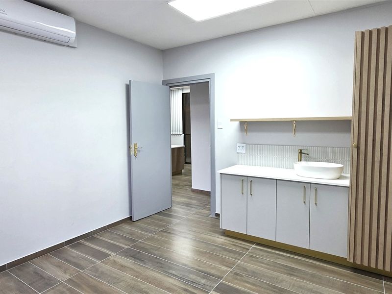 Stunning medical suite to let - Photo 7