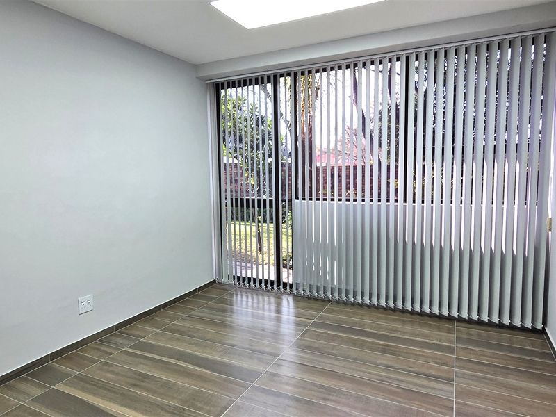 Stunning medical suite to let - Photo 6