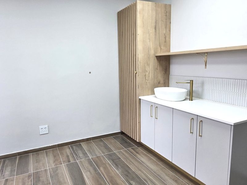 Stunning medical suite to let - Photo 3