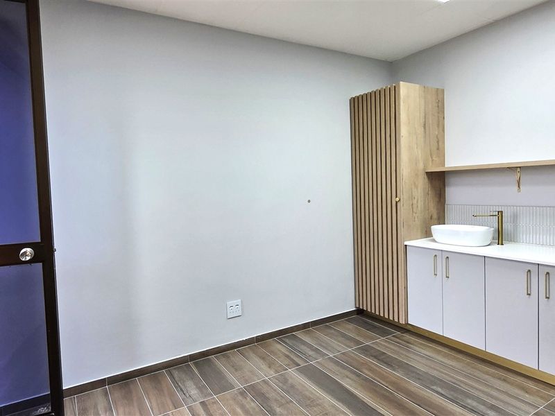 Stunning medical suite to let - Photo 4