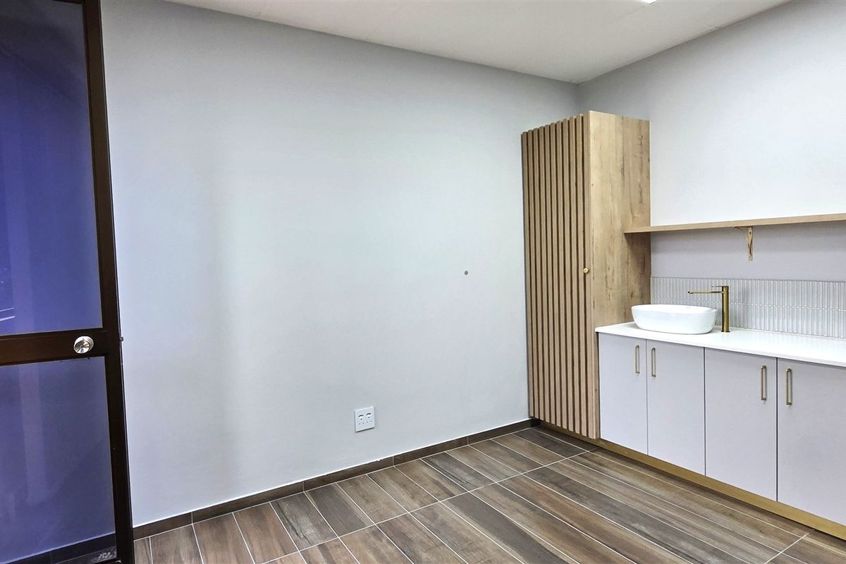 Stunning medical suite to let - Photo 4