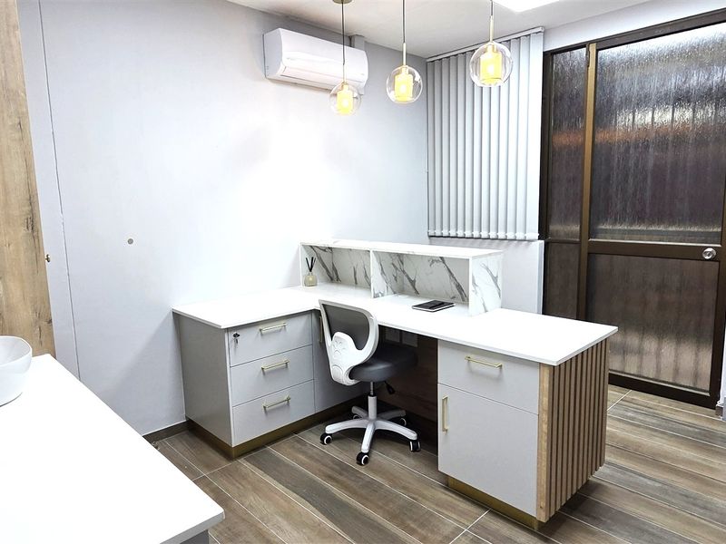Stunning medical suite to let - Photo 2