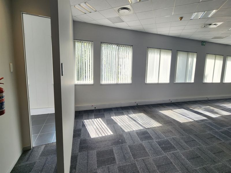 294,5sqm Offices to let in Sandown, Sandton - Photo 10