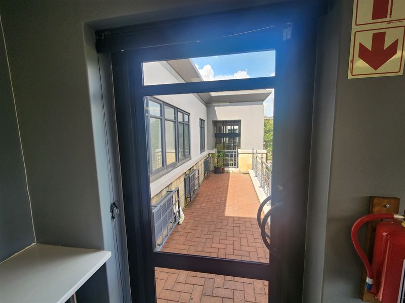 361.75sqm Offices to let in Sandown, Sandtown - Photo 9