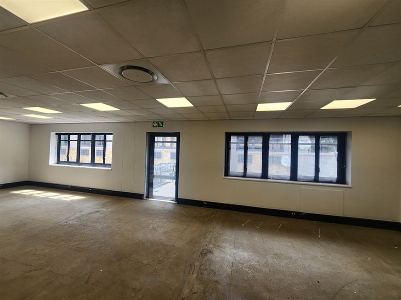 361.75sqm Offices to let in Sandown, Sandtown - Photo 8
