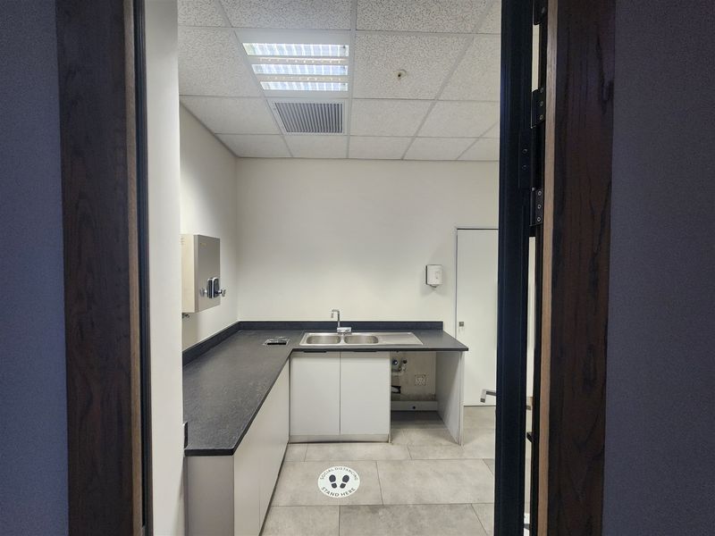 1097sqm Office space to let in Sandton - Photo 8