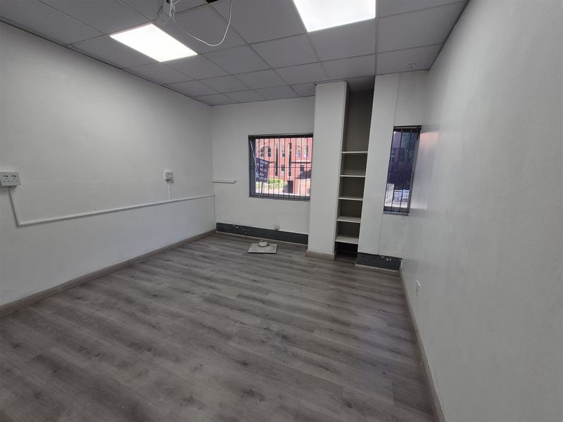 303.49sqm Offices to let in Rosebank - Photo 10