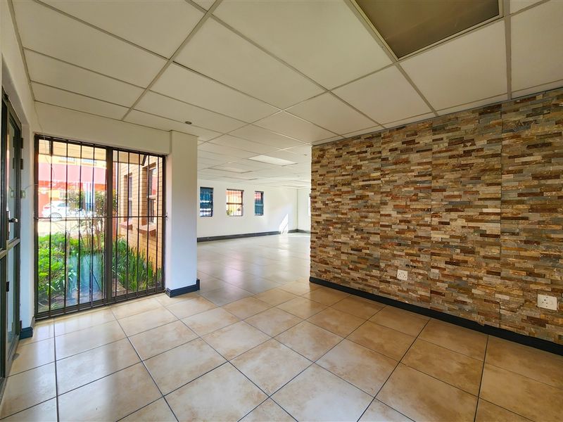 Modern 117m2 Office to Let in Begzicht Office Park - Photo 5