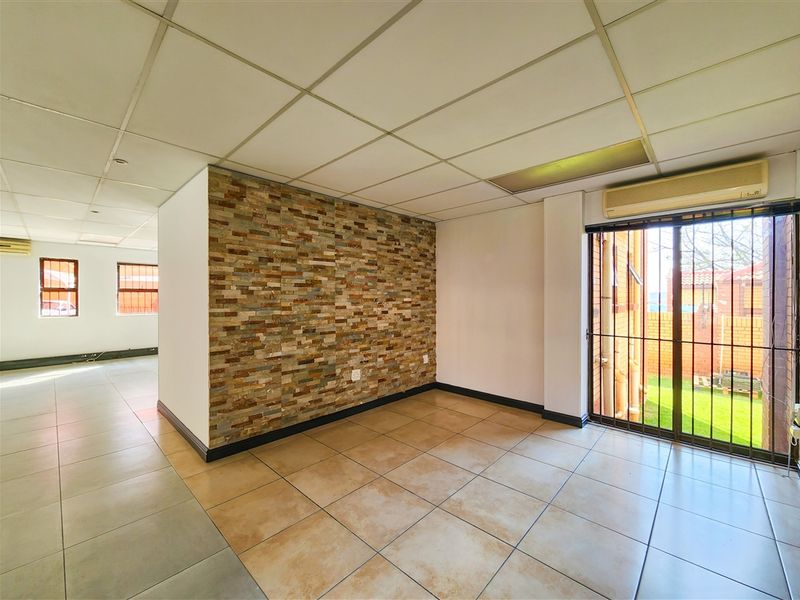 Modern 117m2 Office to Let in Begzicht Office Park - Photo 4